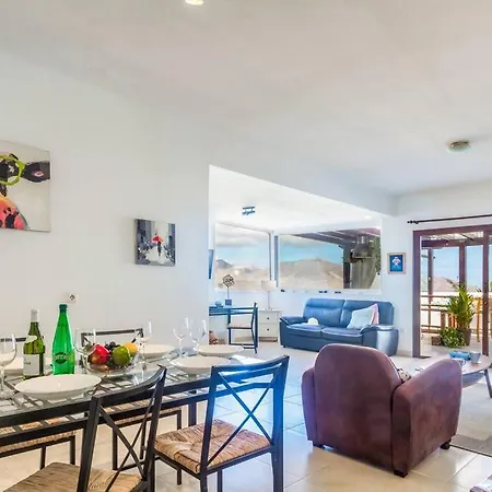 Stunning Views Private 5 Mins To Town Shops Villa *